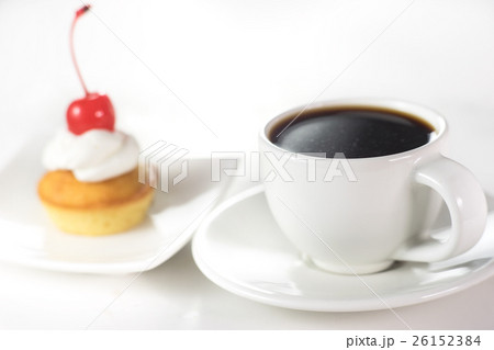 Cup cakes with cream and cherry Cup cakes with cream and cherry 26152384
