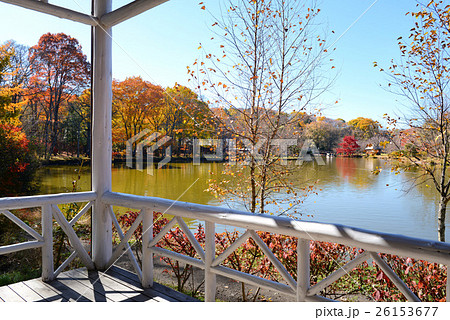 軽井沢睡鳩荘のデッキからの塩沢湖の眺め 26153677