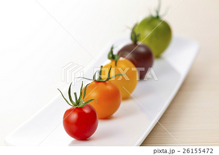 一列に並んだいろいろな色のミニトマト 26155472