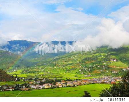 虹のかかるブータン  のどかなパロの街 26155555