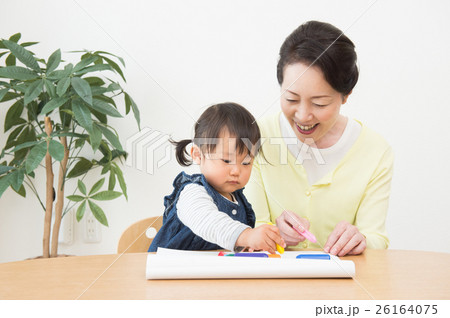 孫と遊ぶおばあちゃん 26164075