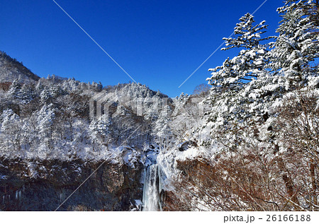 冬晴れの日光華厳の滝と雪景色 冬晴れの日光華厳の滝と雪景色 26166188