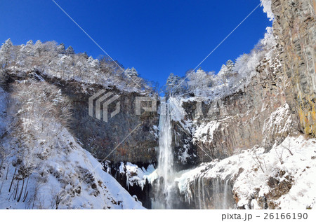 冬晴れの雪景色と日光華厳の滝 26166190