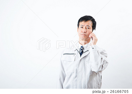 作業服を着たミドルのビジネスマン（スマートフォン） 26166705