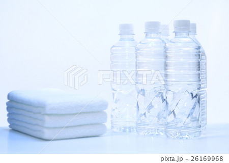 ミネラルウォーターとタオル　ブルーイメージ 26169968
