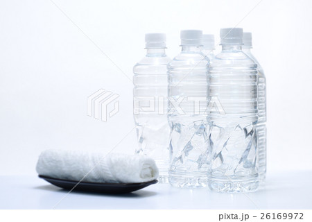 ミネラルウォーターとタオル　ブルーイメージ 26169972