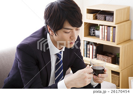 シングルライフ　一人暮らし　コーヒー　珈琲　ビジネスマン　出社　通勤　出勤　出勤前 26170454