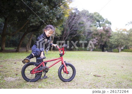 自転車に乗る警察の衣装を着た女の子 自転車に乗る警察の衣装を着た女の子 26172264
