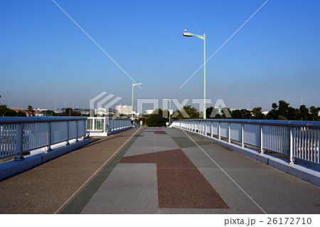 平和島運河に架かる大森東避難橋 26172710