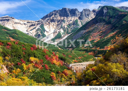 十勝岳温泉から見る紅葉の十勝連峰上ホロカメットク山 十勝岳温泉から見る紅葉の十勝連峰上ホロカメットク山 26173181