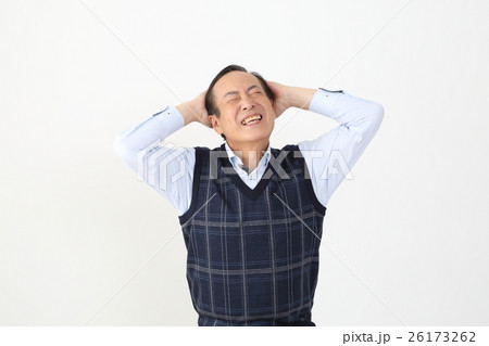 頭をかかえるシニア男性 頭をかかえるシニア男性 26173262