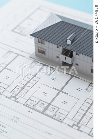 住宅図面と家 住宅図面と家 26174859