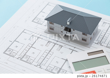 住宅図面と家と電卓 26174871