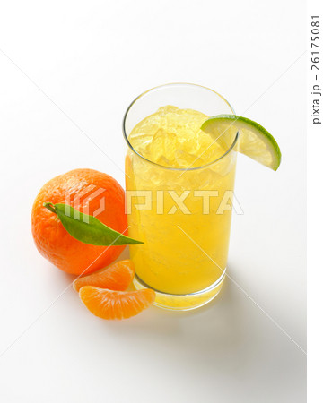 glass of mandarin juice 26175081