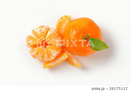 peeled and unpeeled tangerines peeled and unpeeled tangerines 26175117