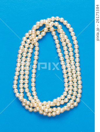 White pearl necklace 26175384