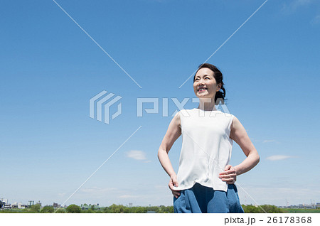 空を仰ぐ女性の写真素材