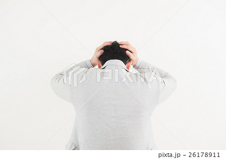 ジャケットを着たシニア男性 後ろ姿 の写真素材