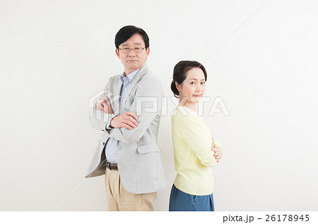 シニア夫婦　不仲 26178945