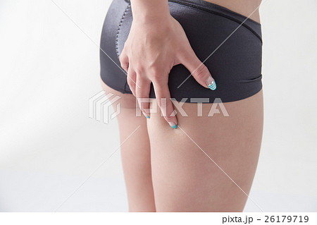 ヒップを触る女性・白バック 26179719