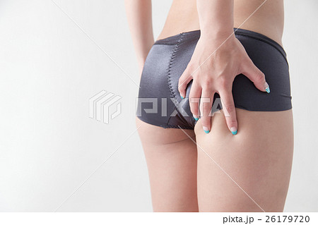 ヒップを触る女性・白バック 26179720