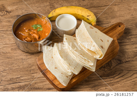 典型的なインドカレーとチャパティ　 chapati and curry lunch 26181257