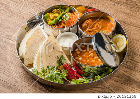 典型的なインドカレーとチャパティ chapati and curry lunch 典型的なインドカレーとチャパティ chapati and curry lunch 26181259