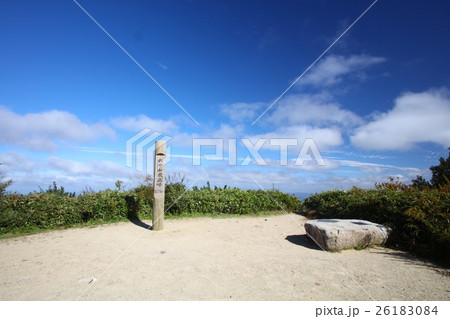 六甲山最高峰931m地点（一等三角点）と澄みきった秋晴れの青空 26183084
