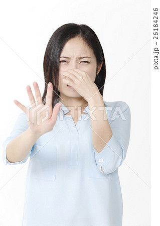 ニオイを我慢する若い女性 26184246