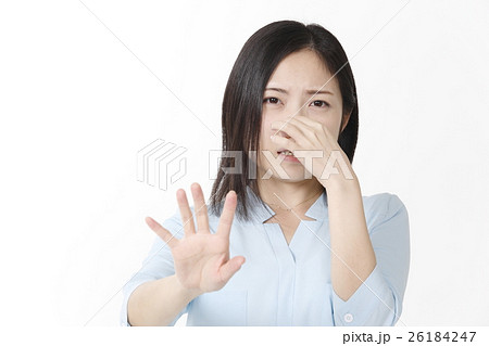 ニオイを我慢する若い女性 26184247