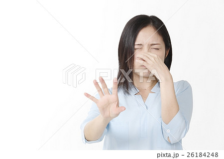 ニオイを我慢する若い女性 26184248