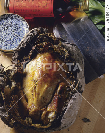 乞食鶏（鶏肉の泥包み焼き）　中華料理 26184277