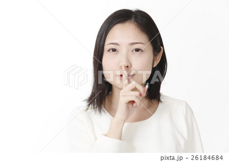 静かに！の若い女性 26184684