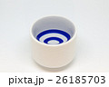 なみなみと注がれた日本酒と利き猪口 なみなみと注がれた日本酒と利き猪口 26185703