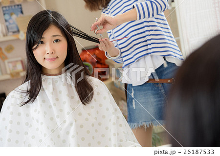 美容院で髪を切る女性 ヘアサロン カット 手元の写真素材