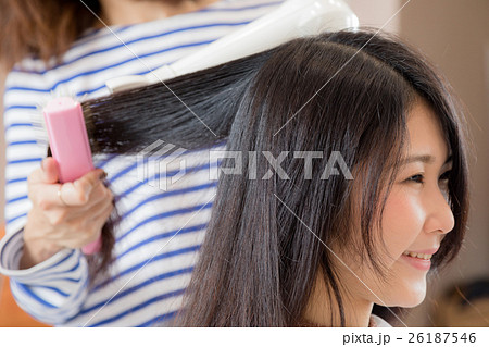 美容院で髪を切る女性 ヘアサロン ブロー アイロンの写真素材