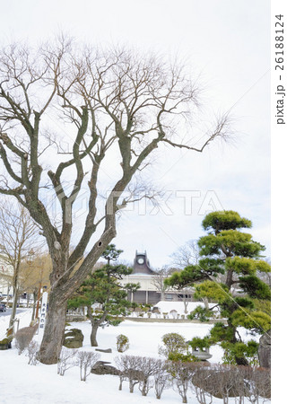 2013年（平成25年）9月1日閉館を迎えた旧平野政吉美術館と真っ白な雪化粧をした大手門の堀の松 26188124