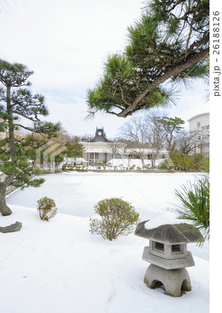 2013年（平成25年）9月1日閉館を迎えた旧平野政吉美術館と真っ白な雪化粧をした大手門の堀の松 26188126