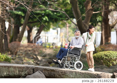 介護イメージ　車椅子 26188229