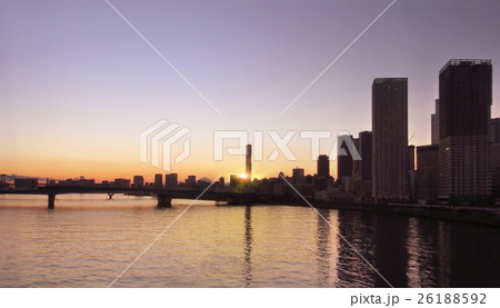 豊洲の夕暮れに形を表す超高層ビル Skyscraper of Toyosu in sunset 26188592