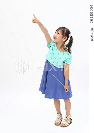 指を差すかわいい少女 26189954