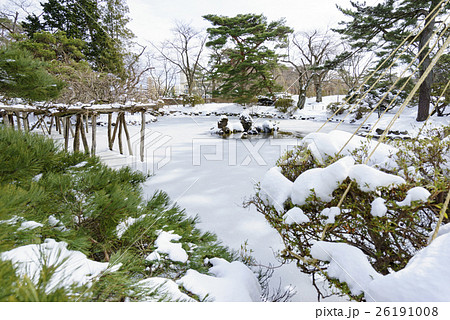 風情のある秋田の雪景色千秋公園胡月池こげついけ日本庭園 26191008