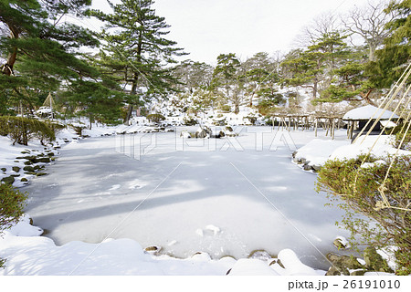 風情のある秋田の雪景色千秋公園胡月池こげついけ日本庭園 26191010
