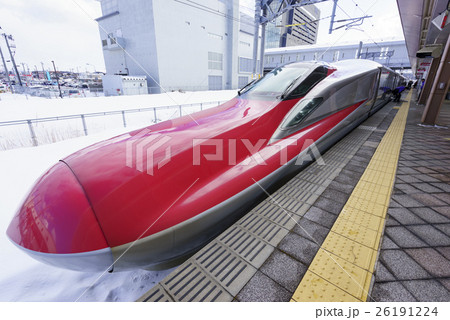 冬の積雪に備える秋田新幹線E6系7両編成先頭車両ロングノーズ 26191224