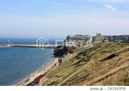 ウィットビー・クリフから街を眺める 26193956