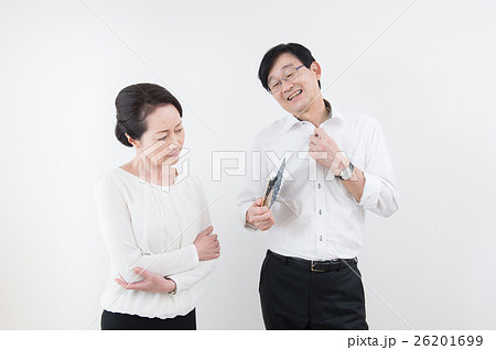 寄り添うシニア夫婦（夏） 26201699