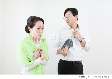 寄り添うシニア夫婦(夏) 寄り添うシニア夫婦(夏) 26201701