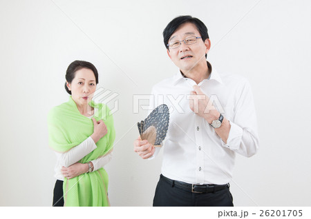 寄り添うシニア夫婦(夏) 寄り添うシニア夫婦(夏) 26201705