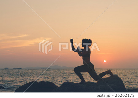 Silhouette woman exercise muay thai boxing Silhouette woman exercise muay thai boxing 26202175