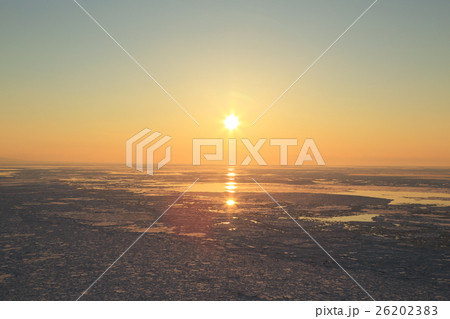 知床　オホーツク海の流氷と夕日 26202383